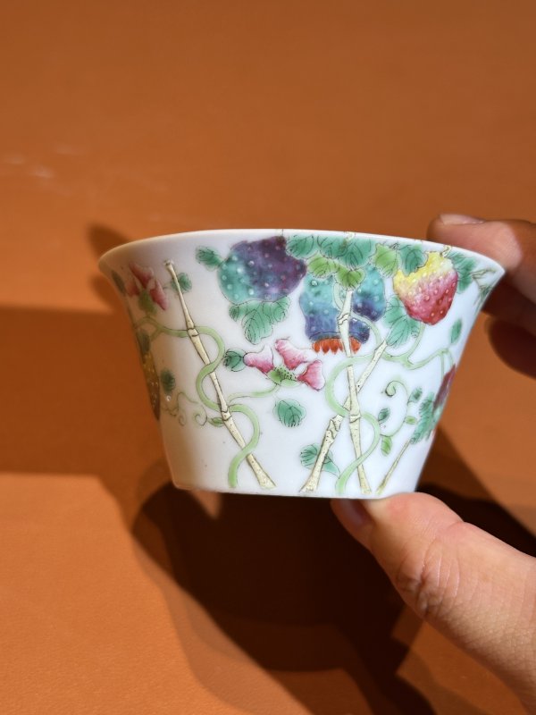 清光绪 粉彩过枝癞瓜纹马蹄碗一对 - 图2