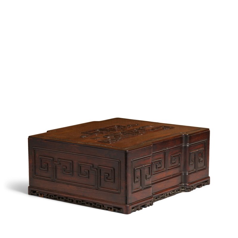十八世紀末/十九世紀初 珍罕紅木仿古螭龍紋長方盒 | A VERY RARE HONGMU RECTANGULAR BOX AND COVER - 图5