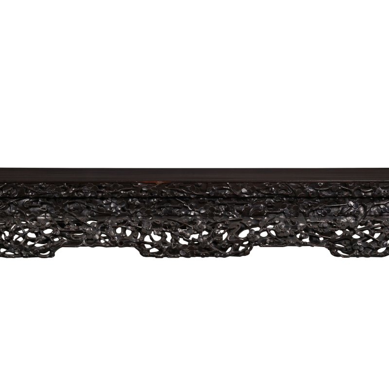 十九世紀 紅木有束腰三彎腿滿雕梅花紋供桌 | A CARVED HONGMU ALTAR TABLE - 图2