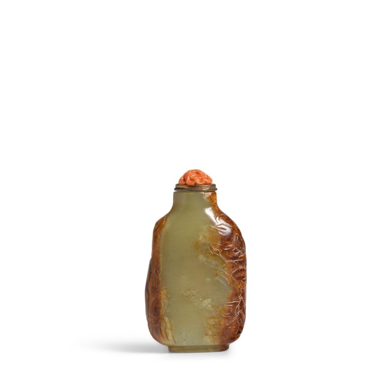 1780-1850 黃玉帶皮巧雕山水人物圖鼻煙壺一件 | AN UNUSUAL CARVED YELLOW JADE SNUFF BOTTLE - 图4