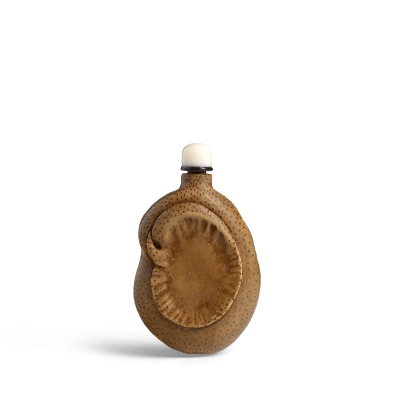 清 竹雕莢果形鼻煙壺一件 | A RARE PEAPOD-SHAPED BAMBOO SNUFF BOTTLE