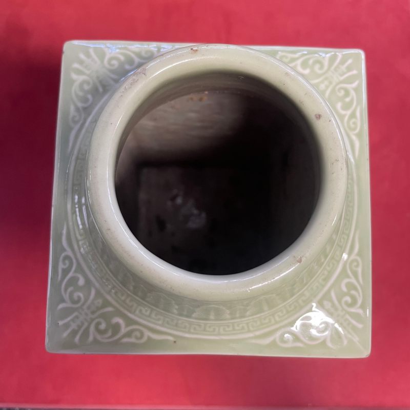 清光绪 青釉模印荷塘秋色图琮式瓶 - 图9