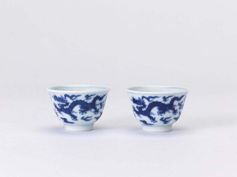 清乾隆 仿明青花雲龍文杯一對