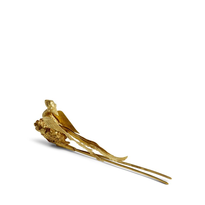 遼 銀鎏金鳳釵 | A GILT-SILVER REPOUSSÉ 'PHOENIX' HAIRPIN - 图2