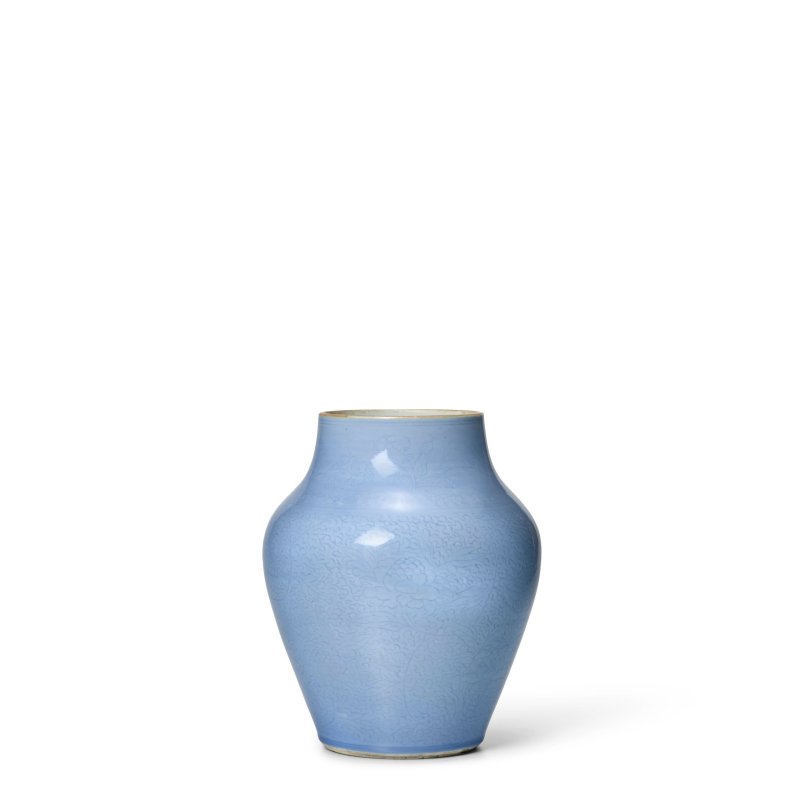 清順治 天藍釉暗刻花卉紋罐 | AN INCISED LAVENDER-GLAZED VASE - 图3