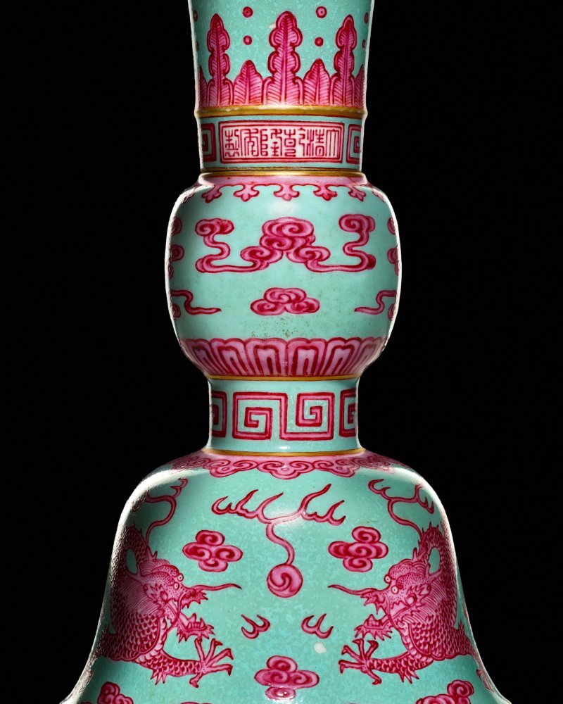 清乾隆 松石綠地胭脂紅彩雲龍紋花觚 | A RARE TURQUOISE-GROUND PUCE-ENAMELED 'DRAGON' ALTAR VASE, GU - 图21