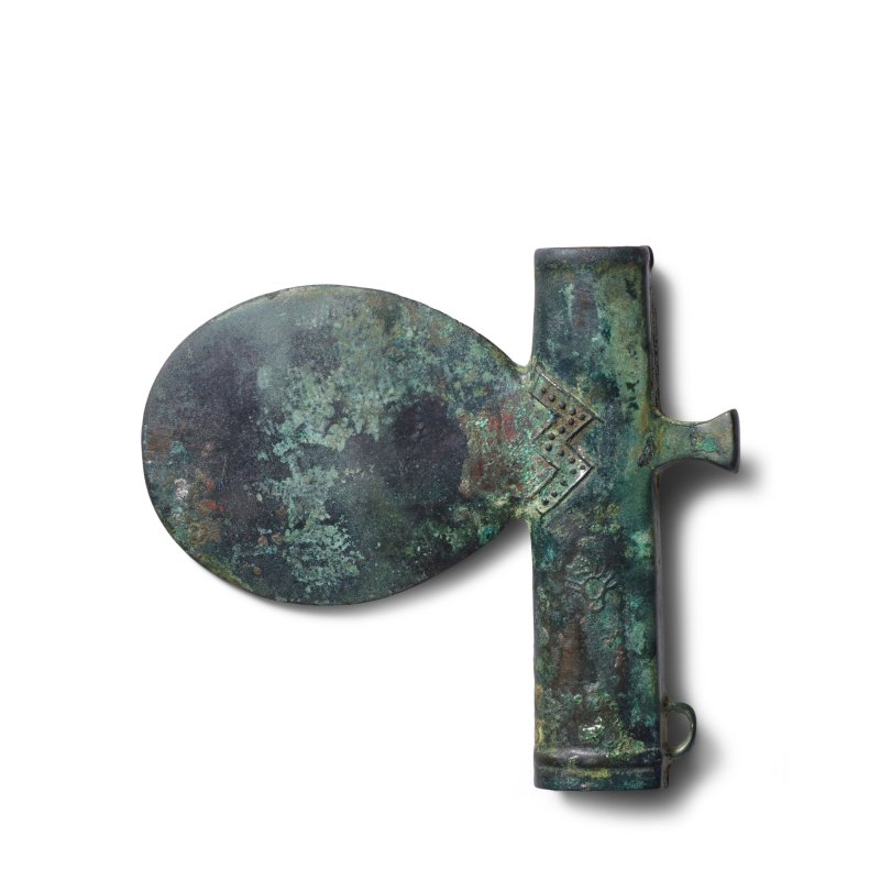 商晚期 青銅管銎鉞 | AN ARCHAIC BRONZE CEREMONIAL AXE, YUE - 图1