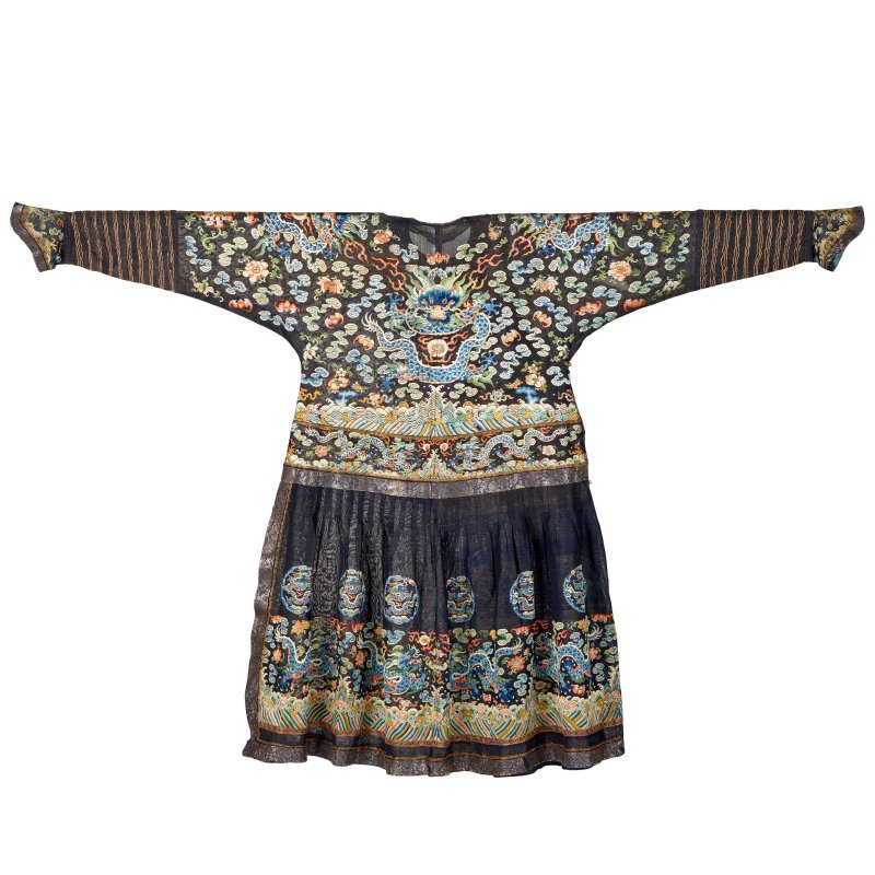 十九世紀 石青地納紗繡雲蝠龍紋朝袍 | A MIDNIGHT-BLUE EMBROIDERED GAUZE COURT ROBE, CHAO PAO - 图5