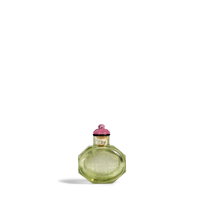 清乾隆 西湖水透色料詩文八棱鼻煙壺一件 | A RARE AND IMPORTANT FACETTED SMALL TRANSPARENT XI HU SHUI SNUFF BOTTLE - 图6