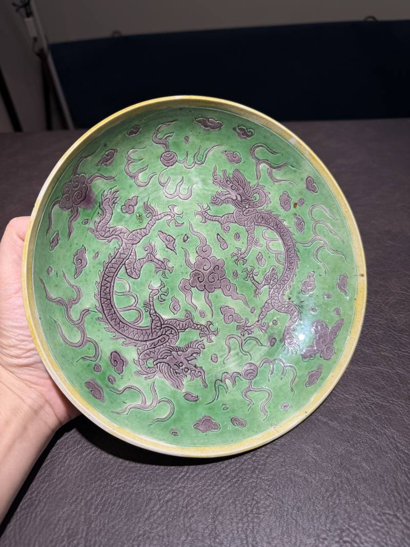 明天启 黄绿地紫彩剔刻双龙纹盘 - 图3