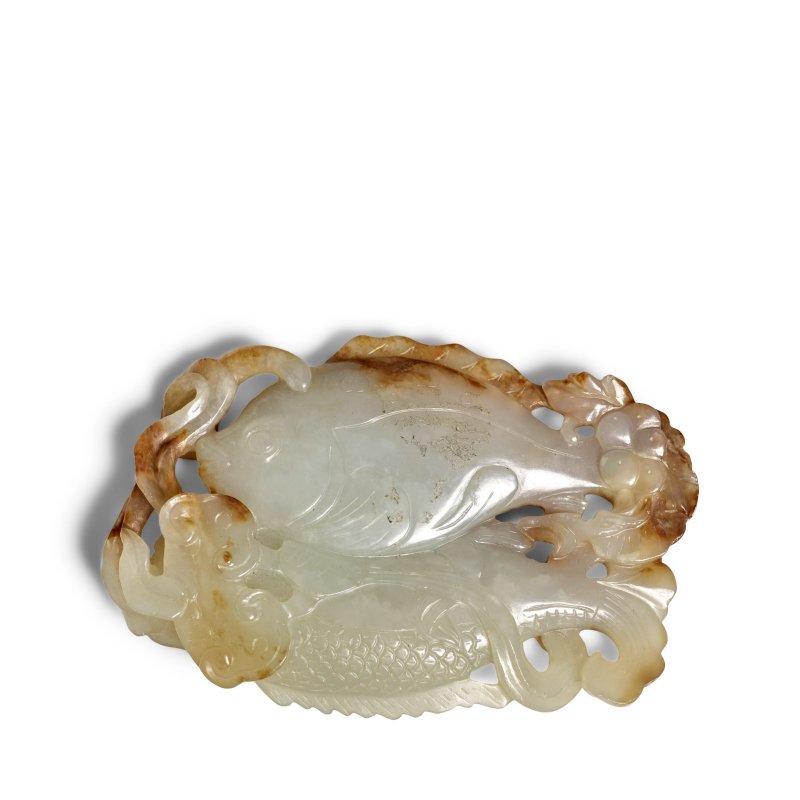 十八/十九世紀 白玉帶皮雕年年有餘珮 | A WHITE AND RUSSET JADE CARVED 'TWIN FISH' PENDANT - 图1