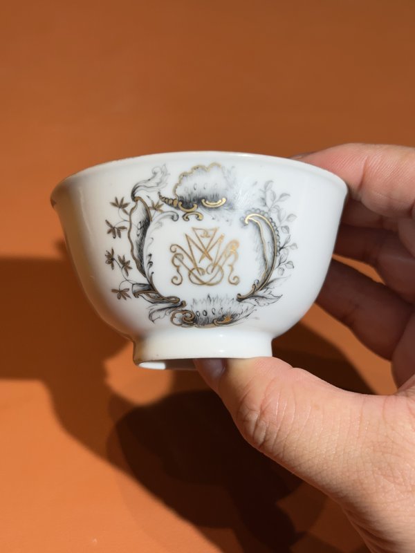清乾隆 墨彩家族徽章瓷茶圆一对 - 图2