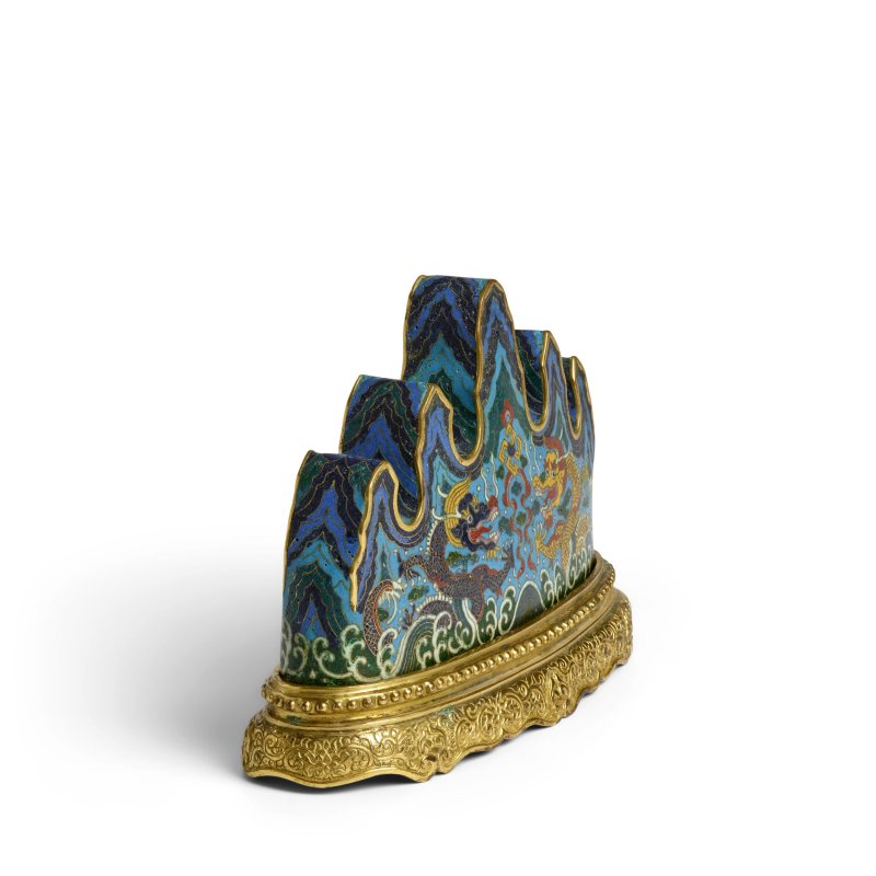 清乾隆 御製掐絲琺琅海水雙龍筆架帶銅鎏金座 | A RARE IMPERIAL CLOISONNÉ ENAMEL BRUSH REST AND STAND - 图4