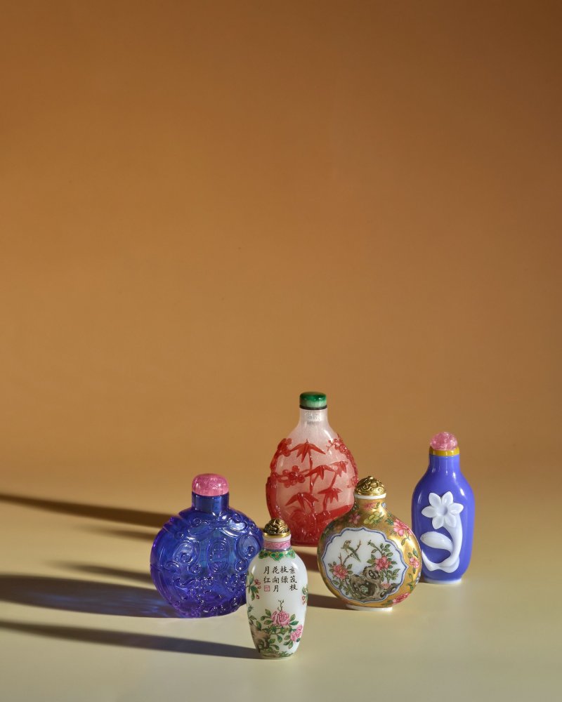 1820-1880 孔雀藍料雕夔龍捧壽紋鼻煙壺一件 | A FINE PEACOCK-BLUE GLASS SNUFF BOTTLE - 图6
