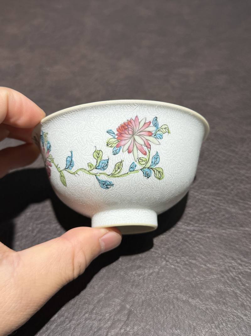 清乾隆 白地轧道粉彩花卉纹杯 - 图5