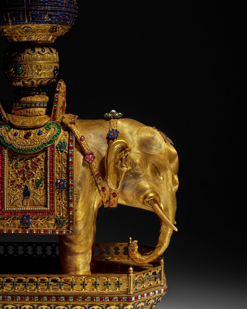 清乾隆/嘉慶 銅鎏金嵌料石太平有象托架 | A MAGNIFICENT GILT COPPER ALLOY GLASS-EMBELLISHED ELEPHANT STAND - 图2