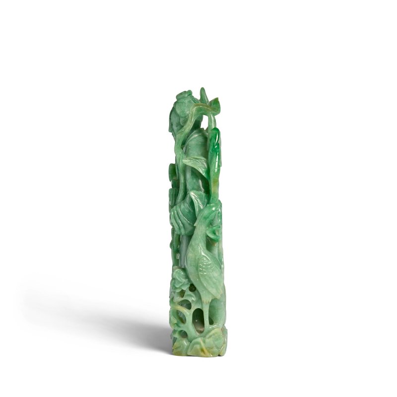 十九世紀 翠玉雕仙姑獻壽立像 | A FINE JADEITE FIGURE OF A FEMALE IMMORTAL - 图3