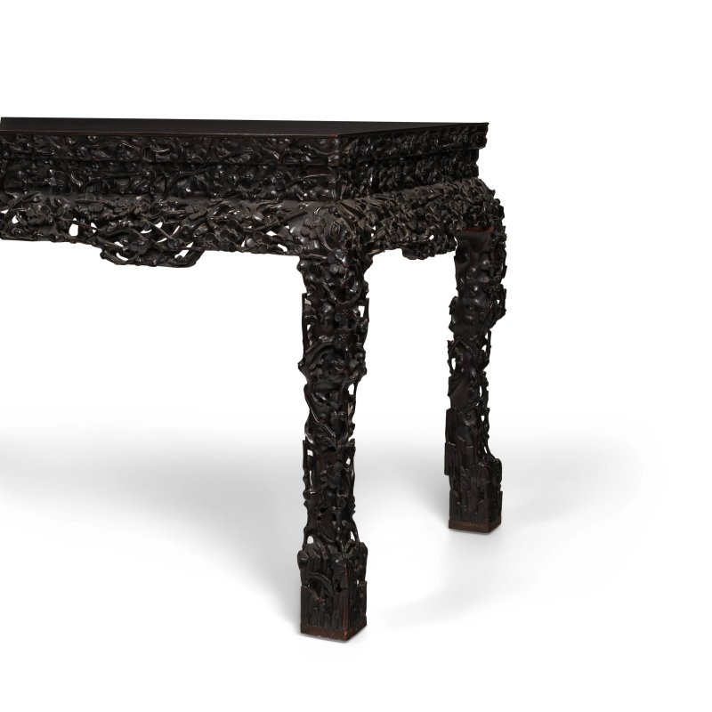十九世紀 紅木有束腰三彎腿滿雕梅花紋供桌 | A CARVED HONGMU ALTAR TABLE - 图3