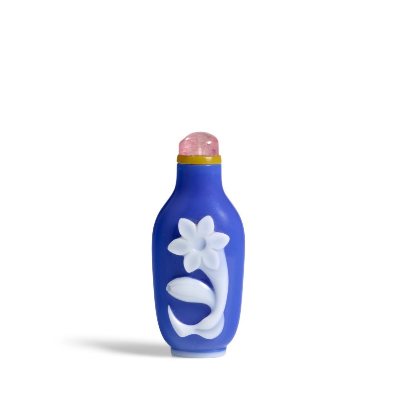 1820-1880 藍地套半透明白料龍膽花紋鼻煙壺一件 | A FINE AND RARE SEMI-OPAQUE WHITE OVERLAY BLUE GLASS 'GENTIAN' SNUFF BOTTLE - 图3