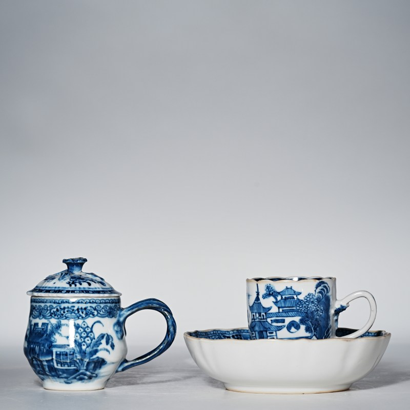 清乾隆 青花山水楼阁图杯 碟 壶一套