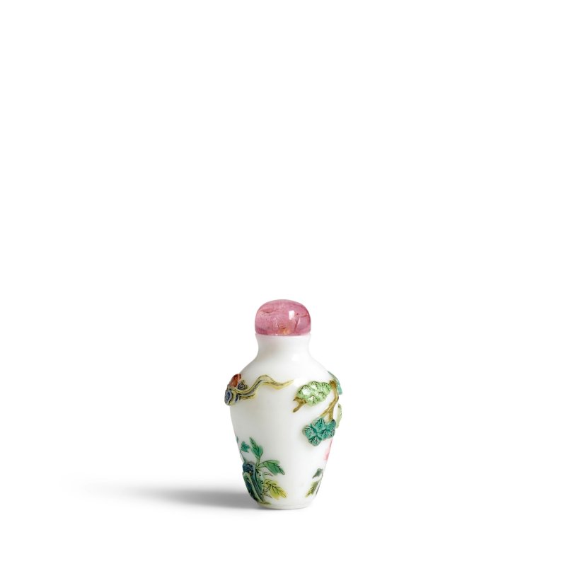 1780-1830 珍稀浮雕涅白料畫琺琅「有鳳來儀」鼻烟壺一件 | A FINE AND RARE ENAMELED CARVED GLASS 'PHOENIX' SNUFF BOTTLE - 图3