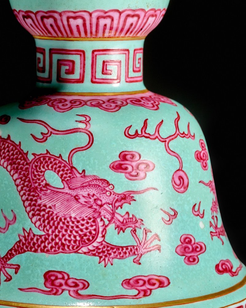清乾隆 松石綠地胭脂紅彩雲龍紋花觚 | A RARE TURQUOISE-GROUND PUCE-ENAMELED 'DRAGON' ALTAR VASE, GU - 图22