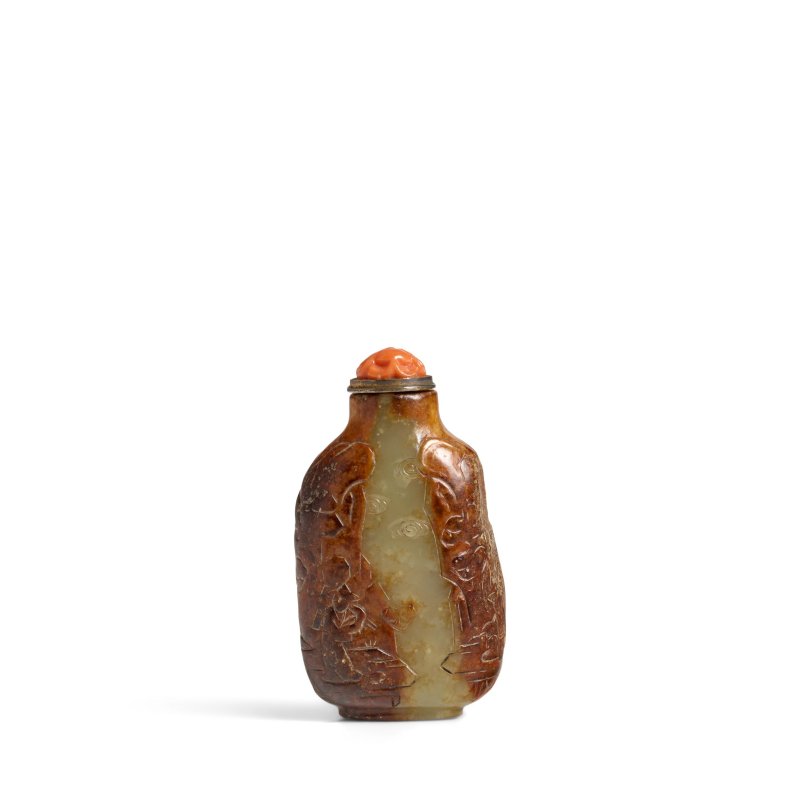 1780-1850 黃玉帶皮巧雕山水人物圖鼻煙壺一件 | AN UNUSUAL CARVED YELLOW JADE SNUFF BOTTLE - 图6