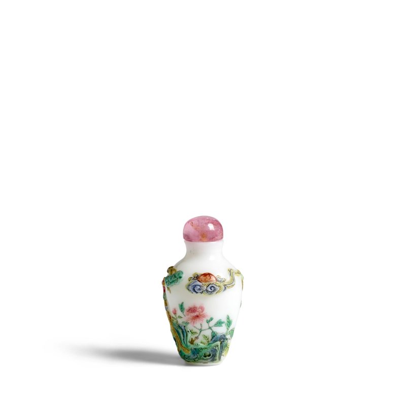 1780-1830 珍稀浮雕涅白料畫琺琅「有鳳來儀」鼻烟壺一件 | A FINE AND RARE ENAMELED CARVED GLASS 'PHOENIX' SNUFF BOTTLE - 图4