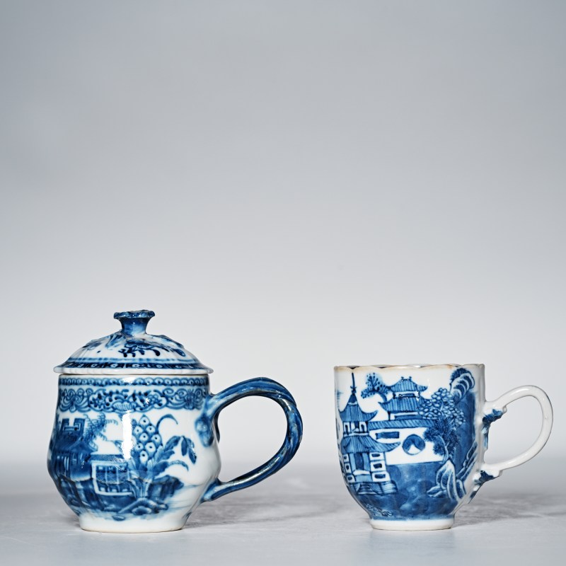 清乾隆 青花山水楼阁图杯 碟 壶一套 - 图2