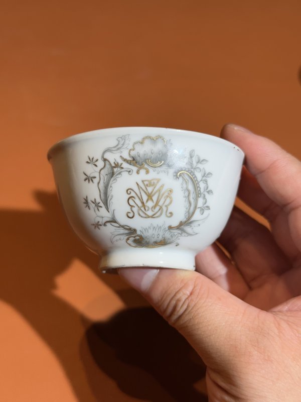 清乾隆 墨彩家族徽章瓷茶圆一对 - 图3