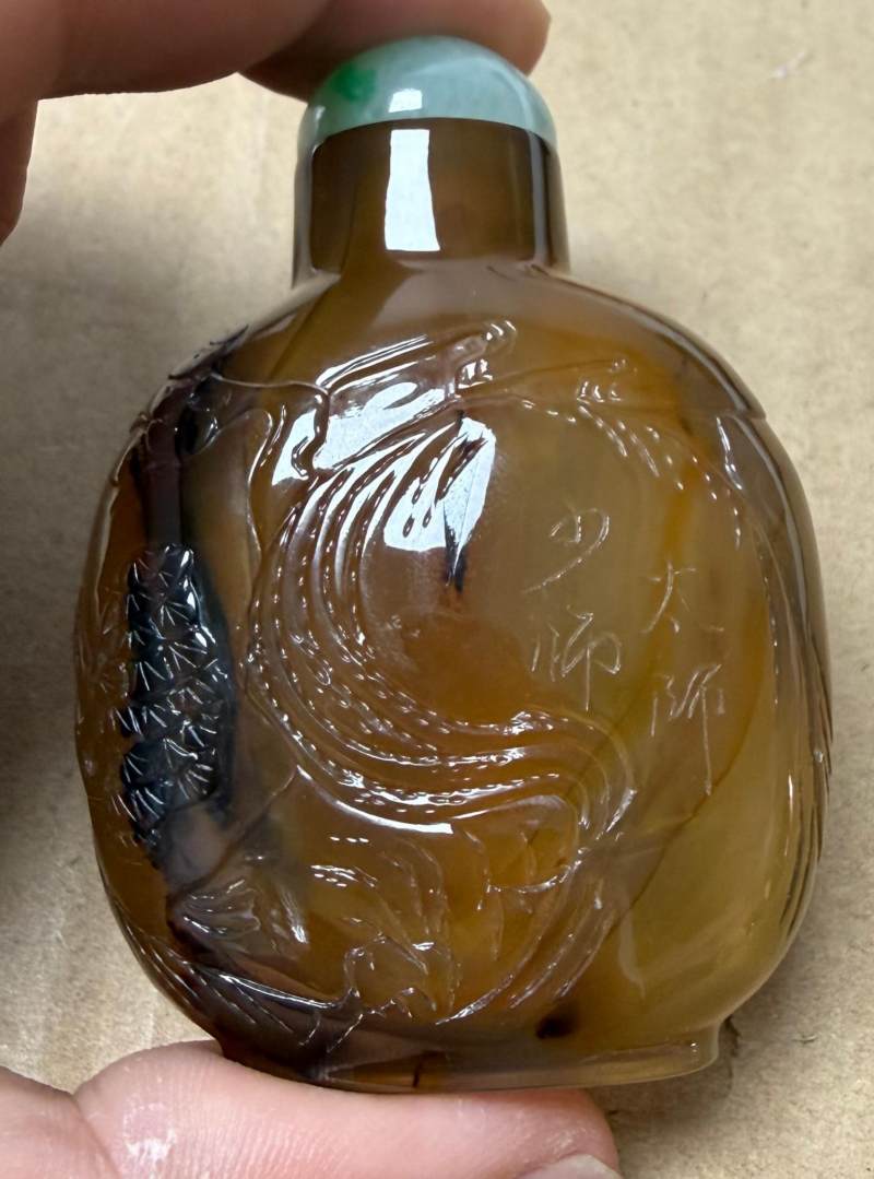 清中期 瑪瑙巧雕胡人戲獅鼻煙壺 - 图3