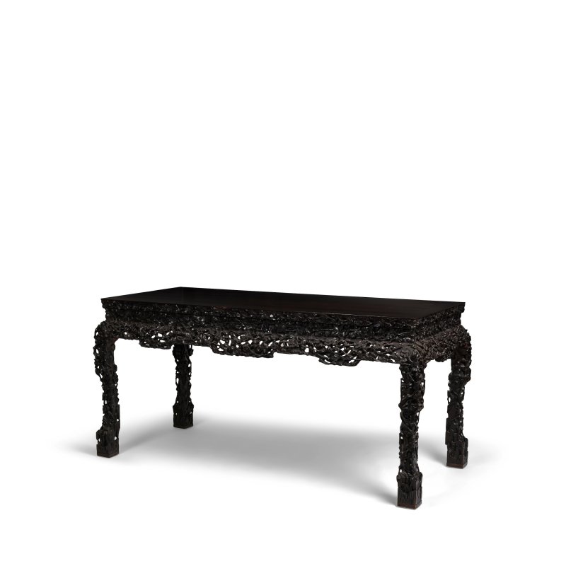 十九世紀 紅木有束腰三彎腿滿雕梅花紋供桌 | A CARVED HONGMU ALTAR TABLE - 图4
