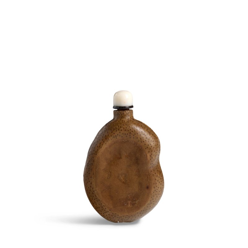 清 竹雕莢果形鼻煙壺一件 | A RARE PEAPOD-SHAPED BAMBOO SNUFF BOTTLE - 图4