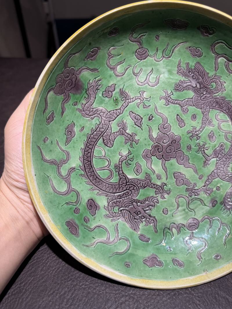 明天启 黄绿地紫彩剔刻双龙纹盘 - 图5