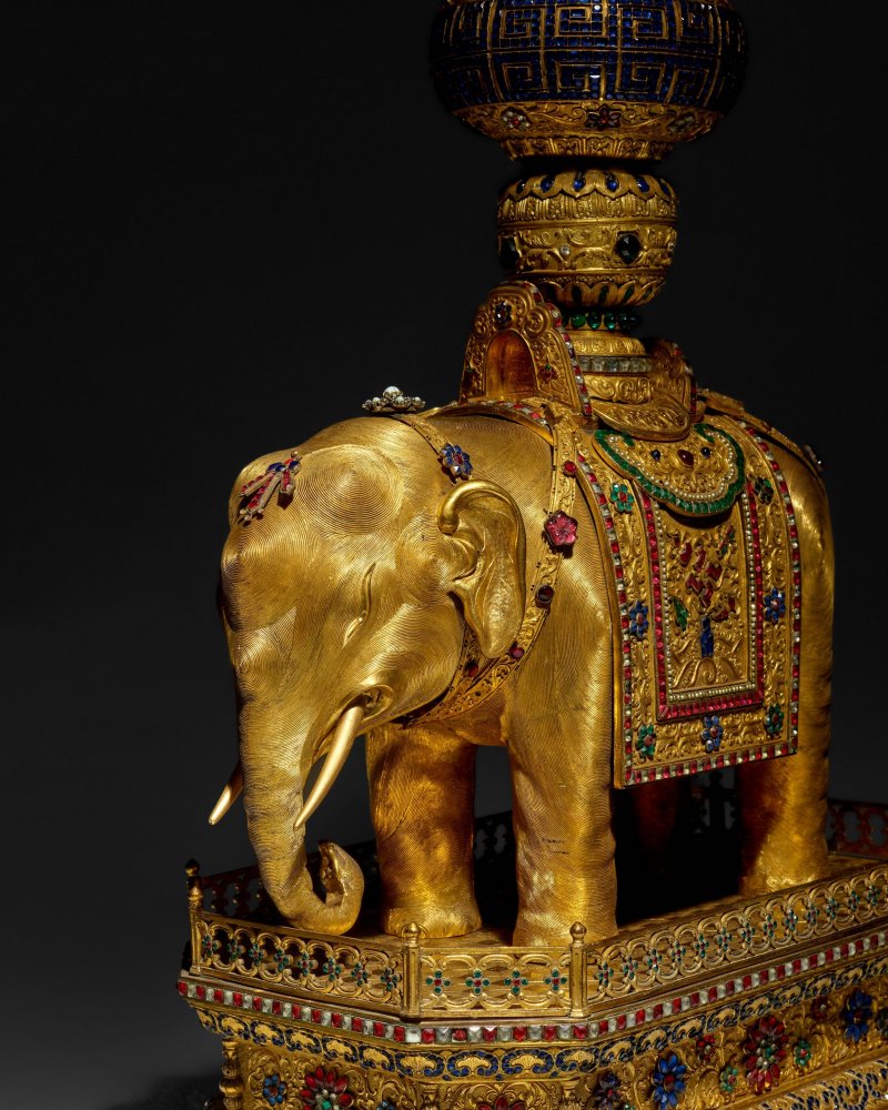 清乾隆/嘉慶 銅鎏金嵌料石太平有象托架 | A MAGNIFICENT GILT COPPER ALLOY GLASS-EMBELLISHED ELEPHANT STAND - 图3