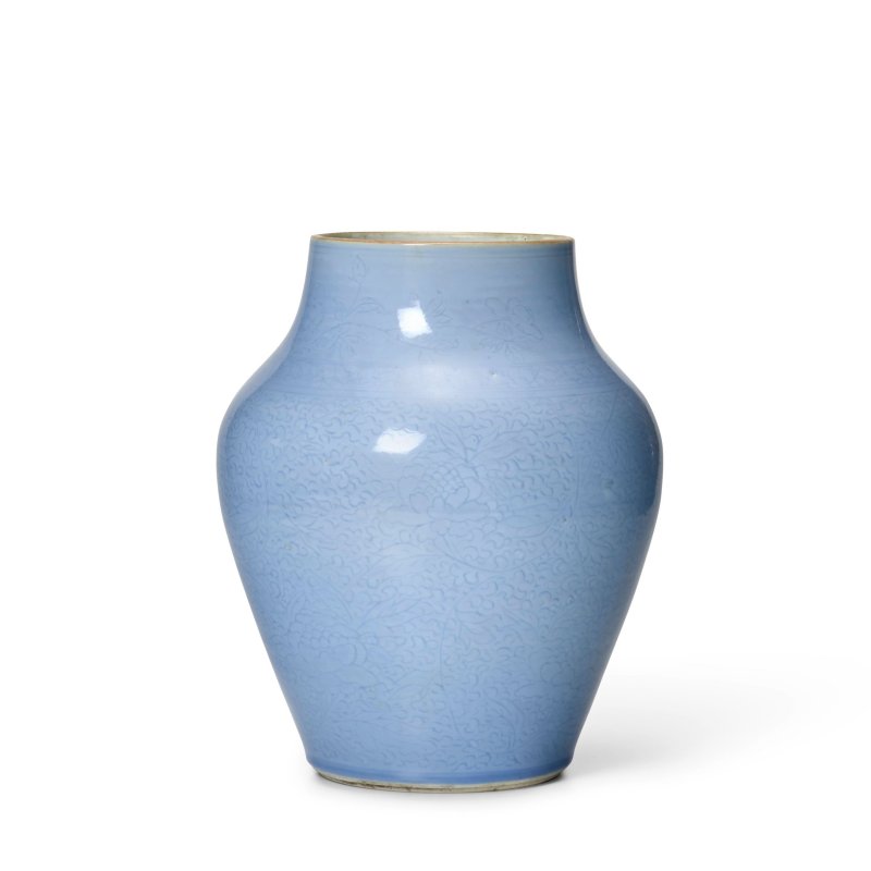 清順治 天藍釉暗刻花卉紋罐 | AN INCISED LAVENDER-GLAZED VASE - 图5