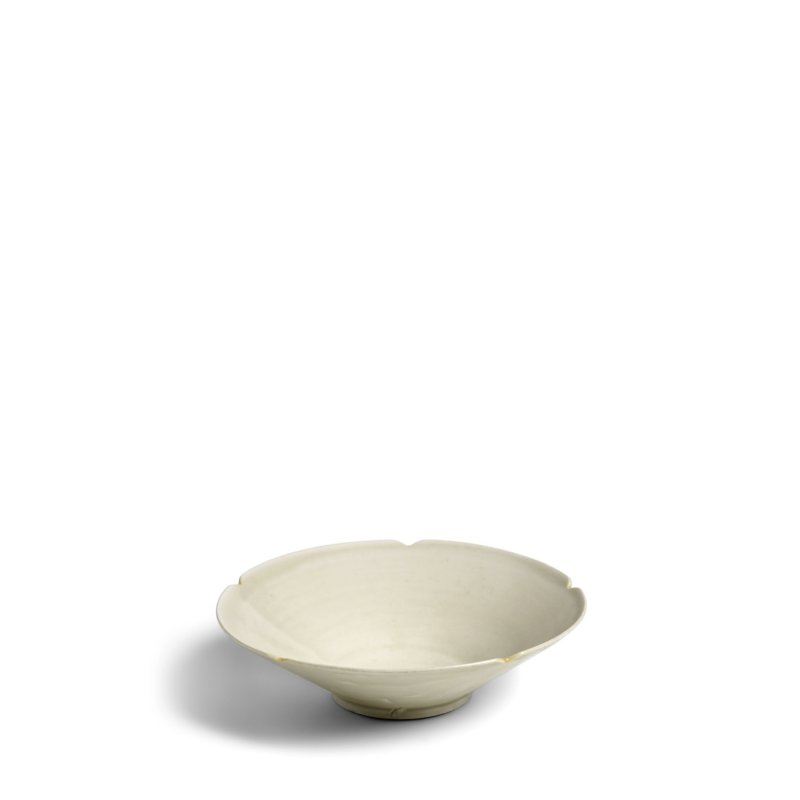 五代 定窯白瓷葵口斗笠碗 | A DING WHITE-GLAZED FIVE-LOBED CONICAL BOWL