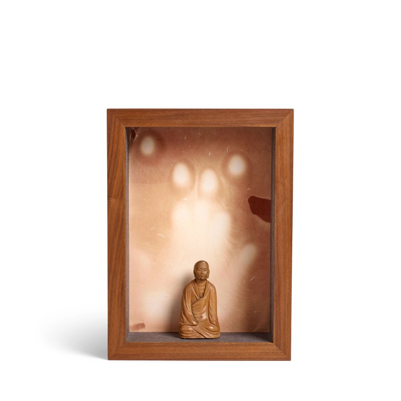 十八/十九世紀 黃楊木雕僧坐像 及 | A BOXWOOD CARVING OF A SEATED MONK AND 'PALM PRINT' PHOTO FRAME - 图1