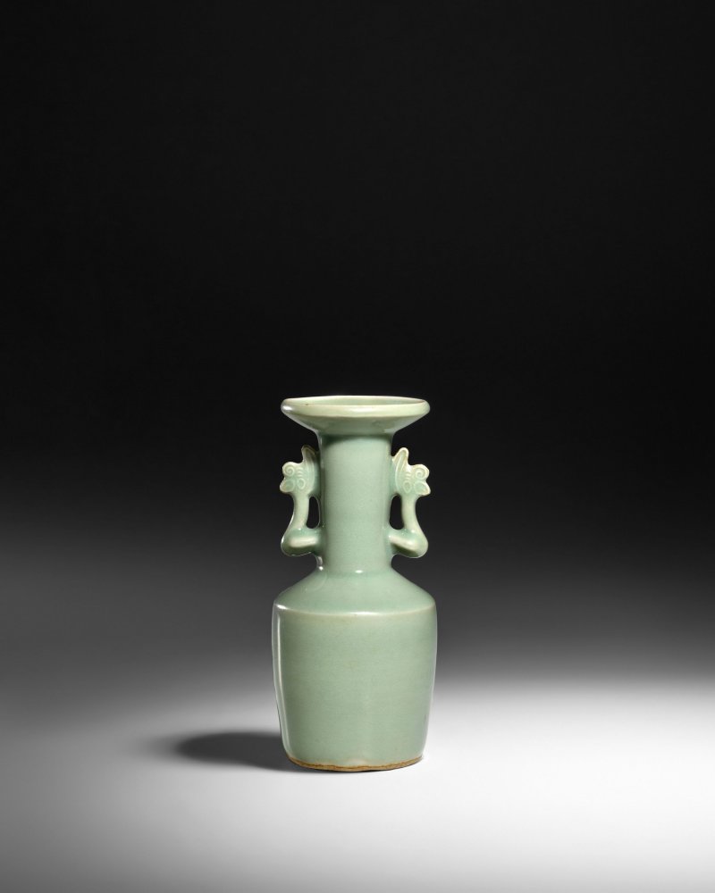 南宋 龍泉窯粉青釉鳳耳盤口紙錘瓶 | A LONGQUAN CELADON PHOENIX-HANDLED MALLET VASE - 图2