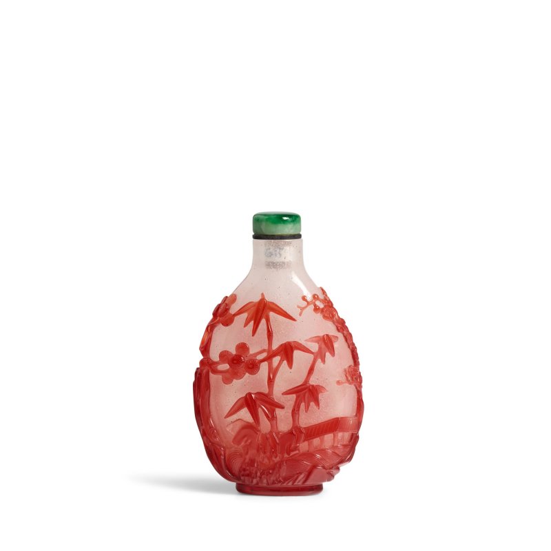 1750-1820 霏雪花地套寶石紅料「歲寒三友」鼻煙壺一件 | A FINE RUBY RED GLASS 'THREE FRIENDS' OVERLAY SNUFF BOTTLE