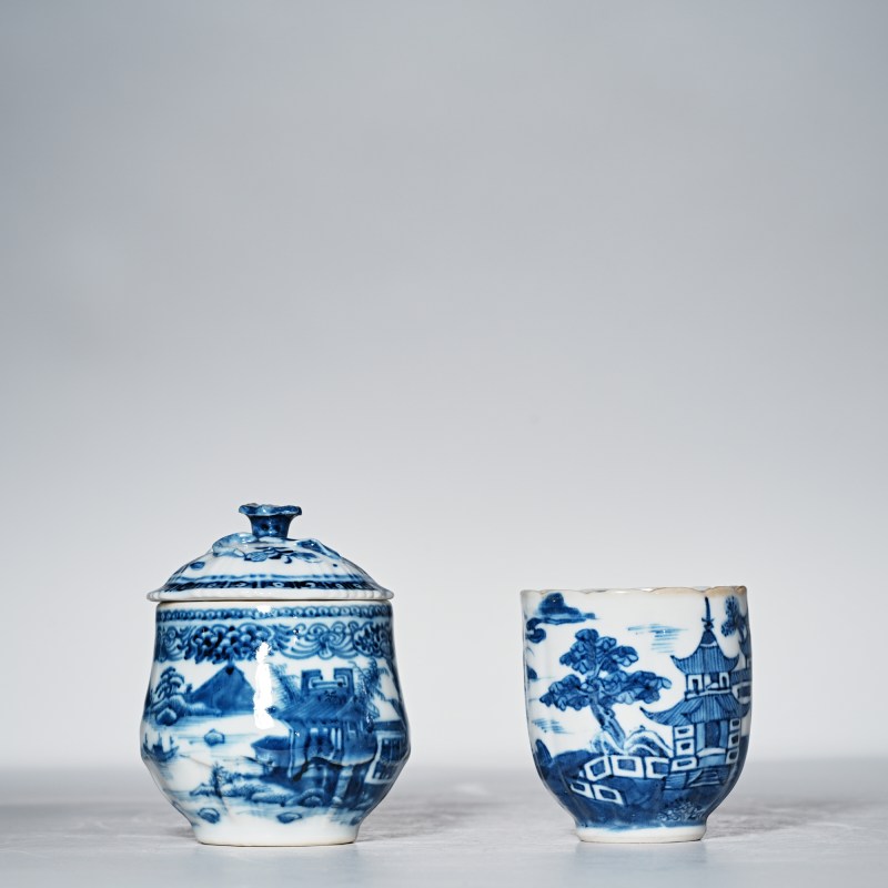 清乾隆 青花山水楼阁图杯 碟 壶一套 - 图3