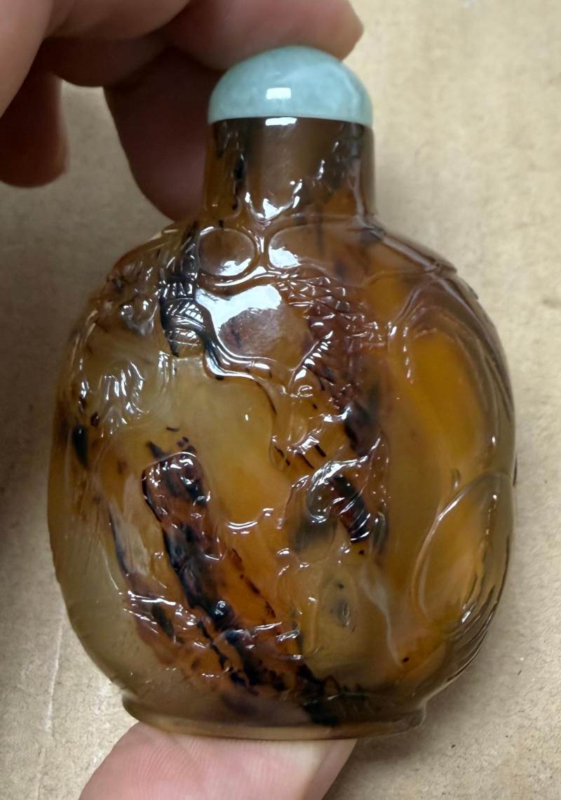 清中期 瑪瑙巧雕胡人戲獅鼻煙壺 - 图4