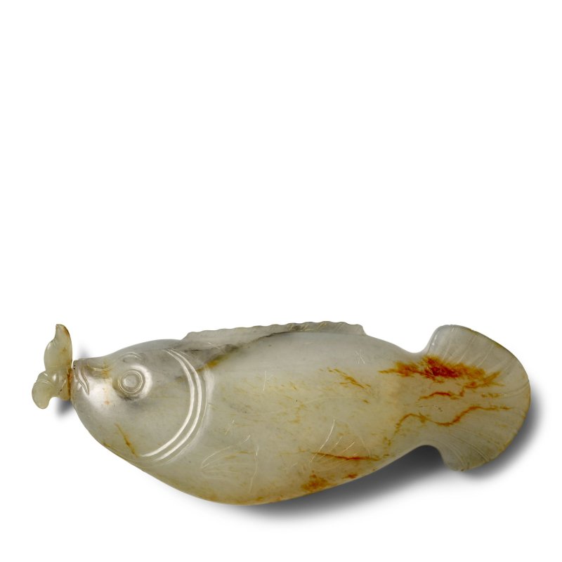 十九世紀 灰白玉帶褐沁鯉魚形鼻煙壺一件 | A CARVED JADE 'CARP' SNUFF BOTTLE