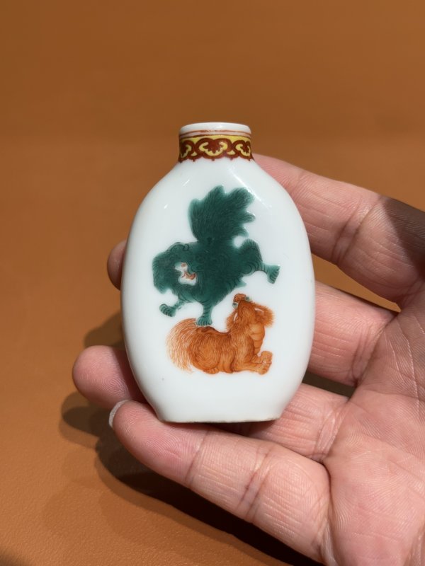 清光绪 粉彩双狮纹皮囊形鼻烟壶 - 图3