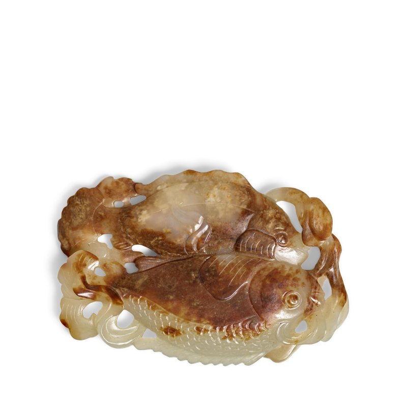 十八/十九世紀 白玉帶皮雕年年有餘珮 | A WHITE AND RUSSET JADE CARVED 'TWIN FISH' PENDANT - 图4