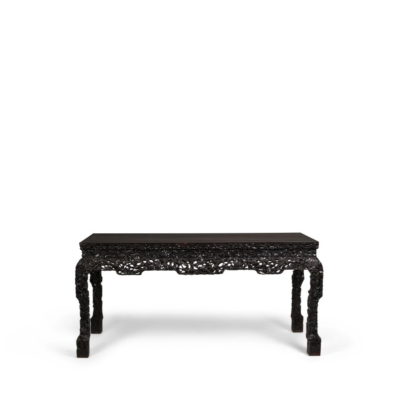 十九世紀 紅木有束腰三彎腿滿雕梅花紋供桌 | A CARVED HONGMU ALTAR TABLE - 图5