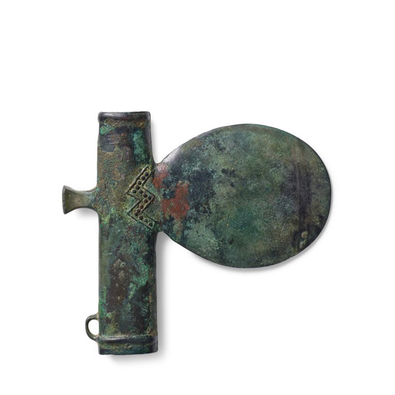 商晚期 青銅管銎鉞 | AN ARCHAIC BRONZE CEREMONIAL AXE, YUE - 图4