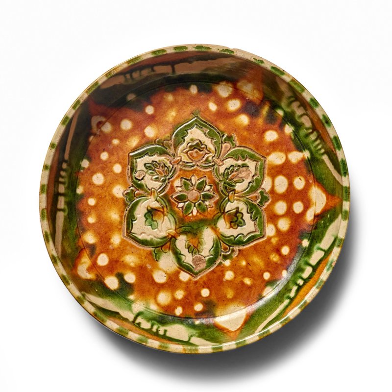 唐 三彩寳相紋陶缽 | A SANCAI-GLAZED POTTERY SHALLOW BOWL