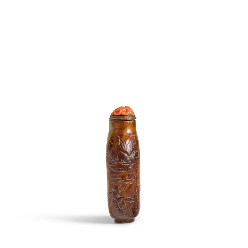 1780-1850 黃玉帶皮巧雕山水人物圖鼻煙壺一件 | AN UNUSUAL CARVED YELLOW JADE SNUFF BOTTLE - 图8