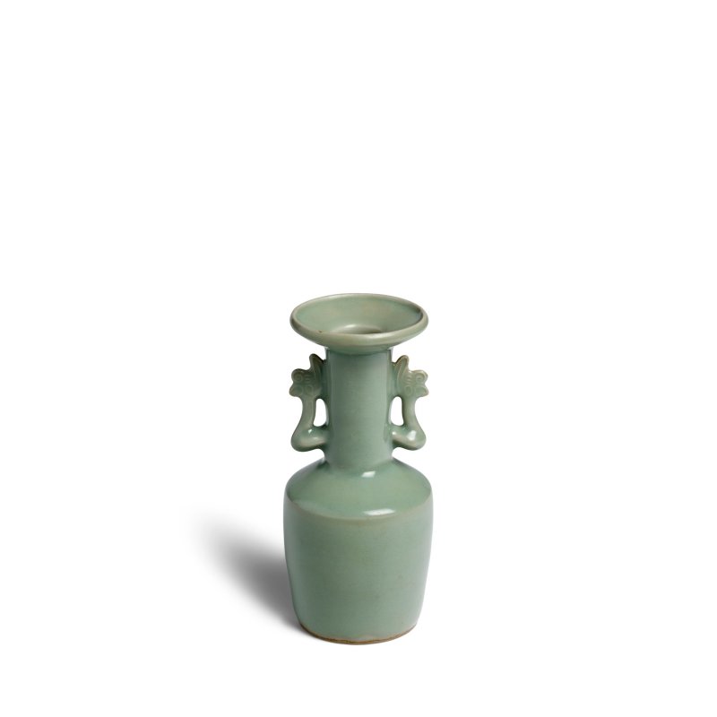 南宋 龍泉窯粉青釉鳳耳盤口紙錘瓶 | A LONGQUAN CELADON PHOENIX-HANDLED MALLET VASE - 图3